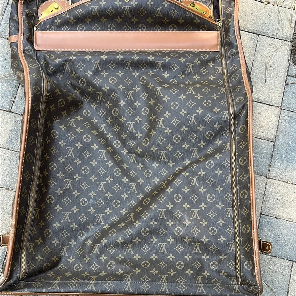 Louis Vuitton Brown Duffel Bag with Classic Design - Picture 5 of 12